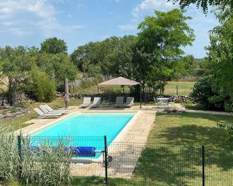 Gite De Charme Avec Grande Piscine Prive - Grèzes - Piscina