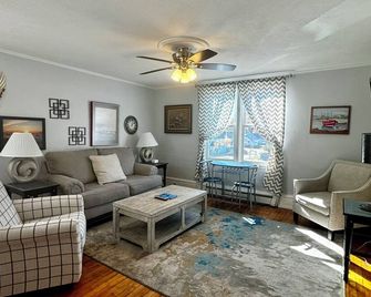 Ssvr2-Spacious, Downtown Munising Apartment - Munising - Living room