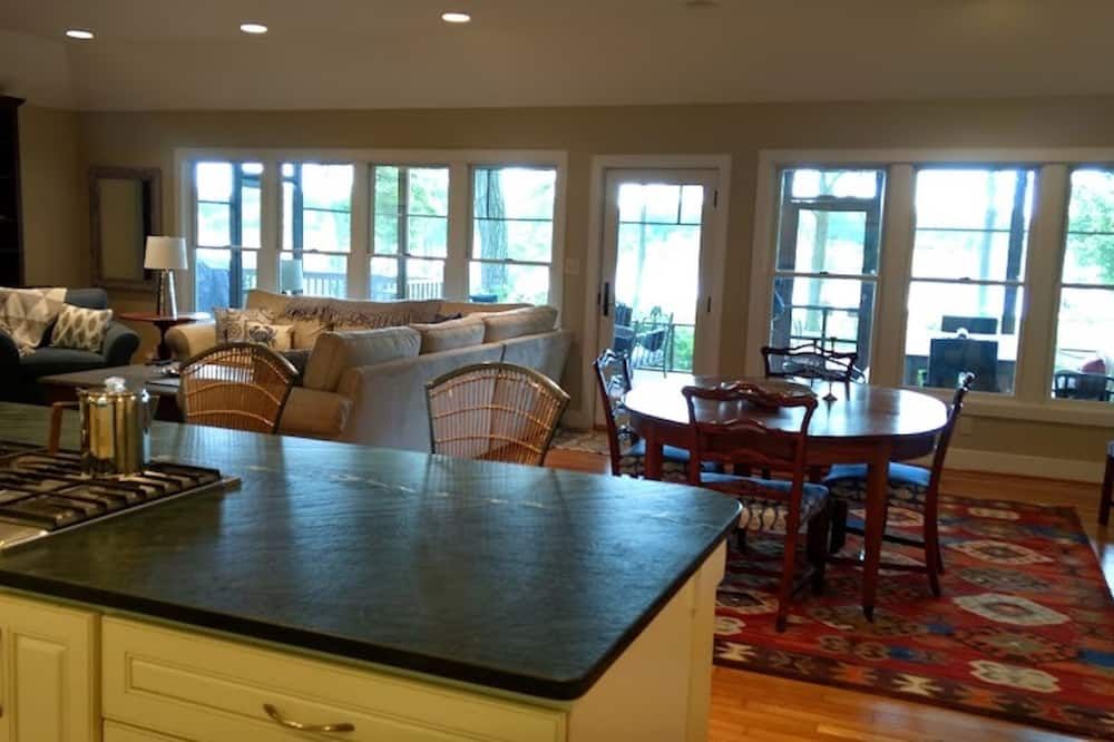 Waterfront w/Deepwater Pier Walking Distance to Downtown Chestertown - Chestertown - Restaurant