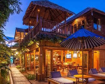 باي فيليدج بوتيك ريزورت - باي - شرفة مرصوفة