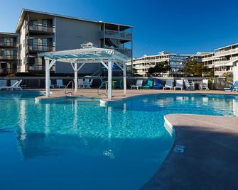 Atlantic Beach Resort, a Ramada by Wyndham - Atlantic Beach - Piscina