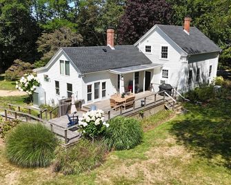 Newly Renovated Charming West Tisbury Retreat - West Tisbury - Edificio