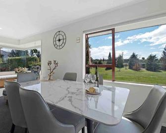 Mountain Majesty on Orchard-Wanaka Holiday Home - Wanaka - Dining room