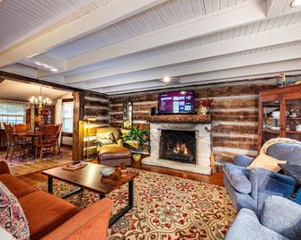 2br , 2ba Log Cabin - Nashville - Living room