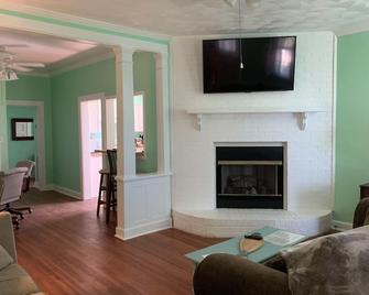 Manor and Mutts #2 - Beach Front, Pet Friendly, High Speed WiFi - Norfolk - Living room