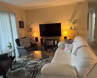 Cozy 2-bedroom apartment in charming Laurel - Laurel - Living room