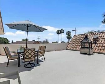 Cheerful 6-Bedroom Villa With Hot-Tub - San Pedro - Balcony