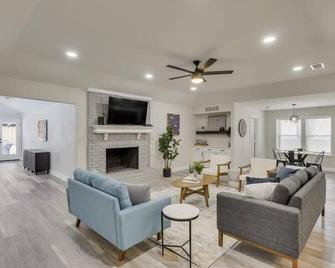 Gorgeous Sunny Home for Big Groups w/ Private Pool - Garland - Living room