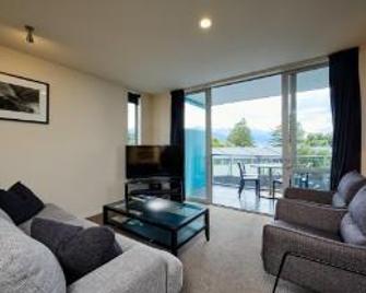 Seafront Apartments at Kaikoura Holiday Homes - Kaikoura - Living room