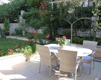 Apartments Villa Silvia - Makarska - Patio