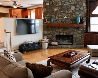5 Bedroom 20 Acre Country Estate with a Pool in Hudson Valley / Dutchess County - Hopewell Junction - Living room