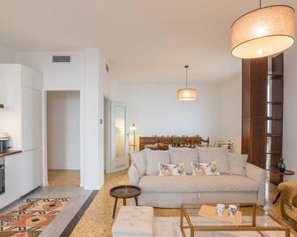 Spacious and bright one-bedroom 90smq apartment on the fourth floor of a 70s building, with elevator, that can accommodate up to 4 paxThe apartment is located in the municipality of Civenna, just 7km from the center of Bellagio. Quiet location but well s - Civenna - Wohnzimmer