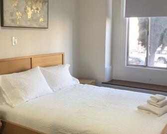 Lovely 4 bedroom Home with a patio - Oakland - Bedroom