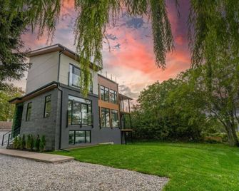 Luxury Lakefront Villa with Sauna sleeps 10ppl - St. Catharines - Edificio