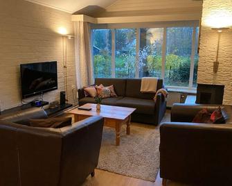 Holiday Home in Haaksbergen by Lake - Haaksbergen - Living room