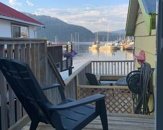 Welcome To the Ocean Front Cowibbean Guesthouse - Cowichan Bay - Balcony