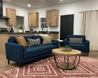 Coco’s Corner - Brand New 3 BD 2 BR Duplex near Palo Duro Canyon State Park - Canyon - Obývací pokoj