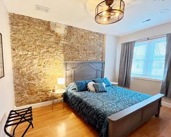 #SuiteDreamsLawrence - Historic Downtown Loft - sleeps up to 6! - Lawrence - Bedroom