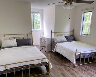 Lakeview Cottage with Private Swimming Pool - Bobcaygeon - Bedroom