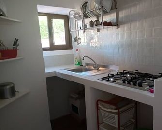 A casa Di Fabrizio Appartamento Il Cappero - Filicudi - Kitchen