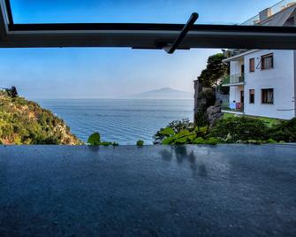Boutique Hotel Helios - Sorrento - Balcony
