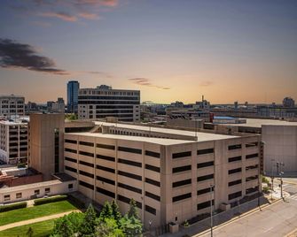 DoubleTree by Hilton Hotel Milwaukee Downtown - Milwaukee - Building