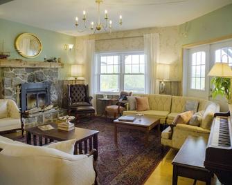 Chanterelle Country Inn & Cottages - Dalem Lake - Living room