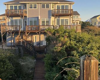 Oceanfront Home with Direct Beach Access & Stunning Views in Emerald Isle - Emerald Isle - Edificio
