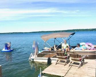 Large Lakefront Vineyard Home with Hot Tub - Auburn - Beach
