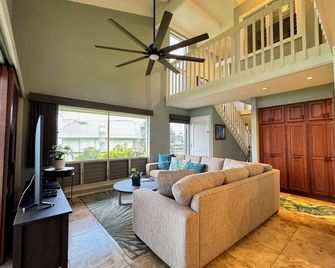Princeville corner unit w/AC & pool for up to 6; Ocean/Sunset/Golf/Mtn Views - Princeville - Living room