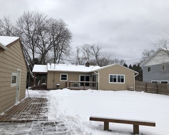 Charming cottage with views from the porch of Birch Lake near White Bear Lake Mn - White Bear Lake - Building