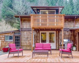 Cozy cabin for two w/ a furnished deck & grassy yard - close to hiking trails - Trinidad - Patio