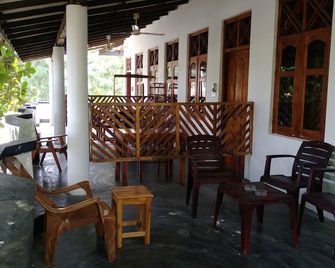 Hangloose Arugambay - Arugam - Patio