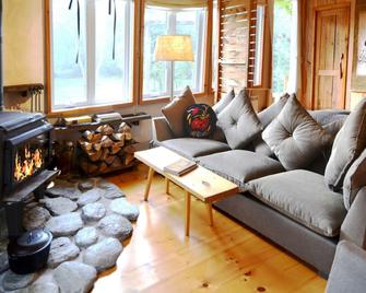 Chalet Sean, peaceful retreat on beautiful mountain brook and walk to river.. - Sutton - Living room