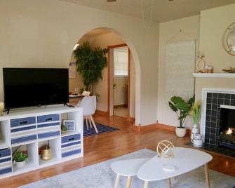 Beautiful Home for 30-Day Stays - Muskogee - Living room