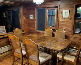 Prairie retreat with 40 acres! Near Iowa City, Cedar Rapids, and Amana Colonies. - Tiffin - Dining room