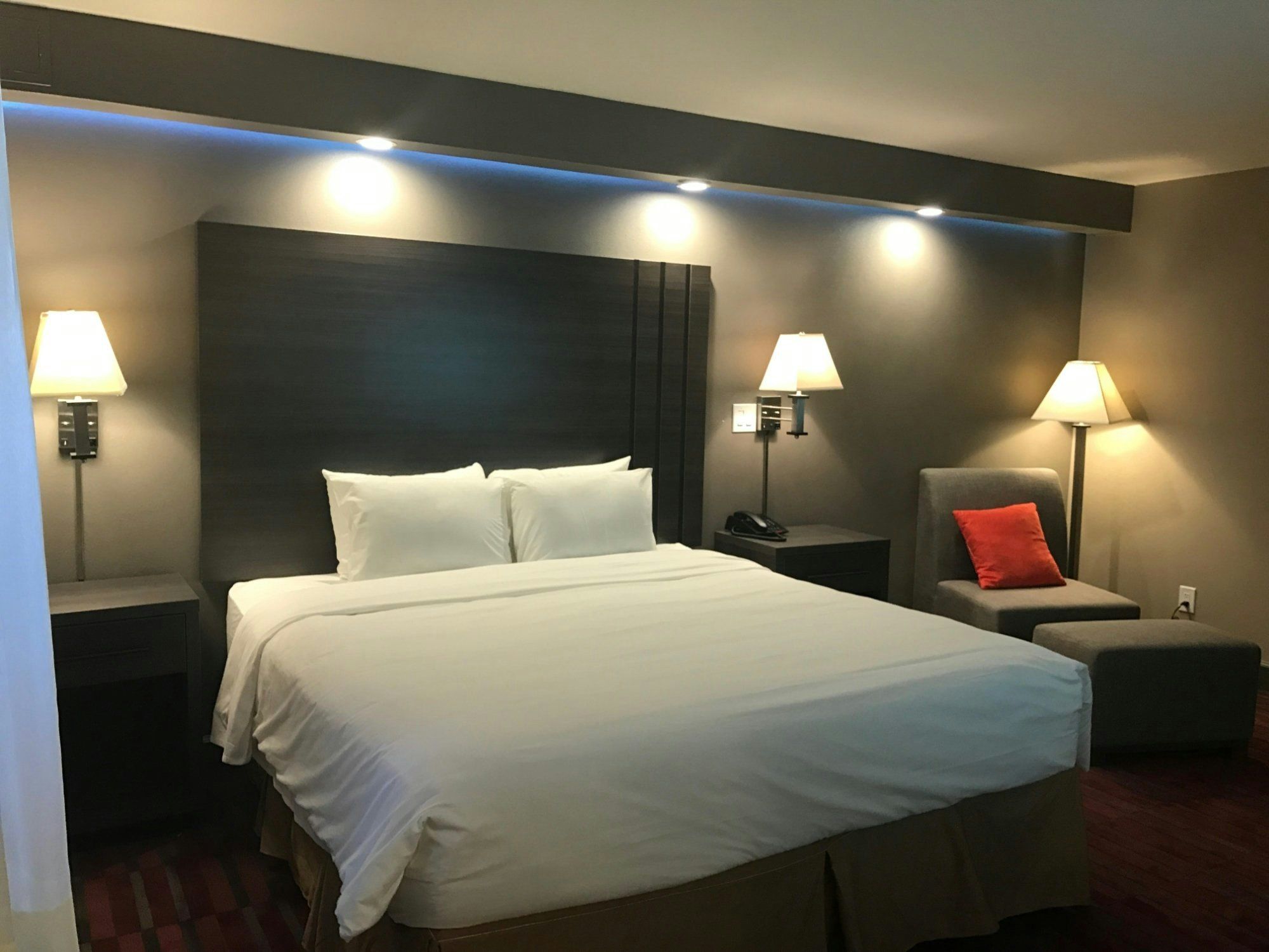 جرين تري إن آند سويتس ألهامبرا