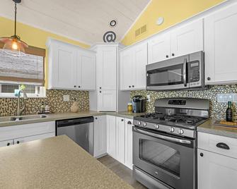 Waterfront cottage/home with boat dock on Olcott Lake (Morningwood Manor) - Jackson - Kitchen