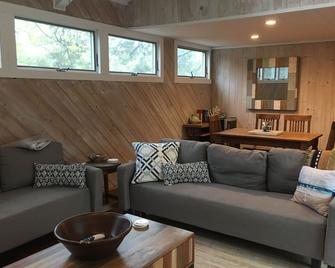 Bungalow in Ocean Bay Park Fire Island- short walk to beach and restaurants! - Fire Island Pines - Sala de estar
