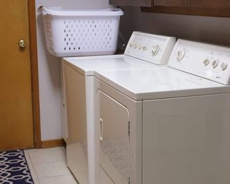 Comfortable 2/3 bedroom home near EIU - Charleston - Laundry facility