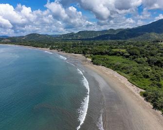 Luxurious room poolside with Rain Shower, Near Beaches, Gameroom, Exotic Birds - Potrero - Strand