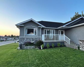 Spacious 4-bedroom house in charming Cardston with AC, WiFi - Cardston - Edificio