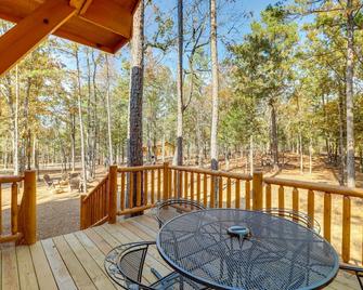 Tumbling Shoals Cabin with Fire Pit 1 Mi to Lake - Heber Springs - Innenhof