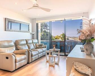 Breezy 2-Bed Apartment Minutes from Beach - Collaroy - Living room