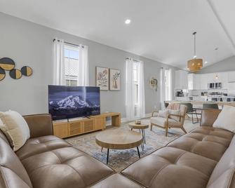 Brand New Beach Home, 2-3 min walk to beach! sleeps 12, GameRoom 4BR, 3 bath. - Gulfport - Olohuone