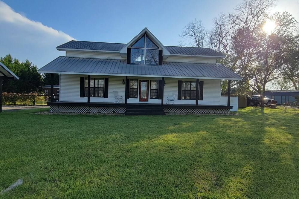 Rocking Chair front porch looking out on sprawling pecan trees filled w/ nature. - Byron - Gebouw