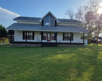Rocking Chair front porch looking out on sprawling pecan trees filled w/ nature. - Byron - Gebäude