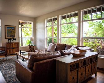 Stoneycrest Cottage at Durant - Dayton - Sala de estar