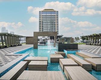 فندق هوليداي إنترناشونال الشارقة - الشارقة - حوض السباحة