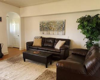 Country Refuge on 5 acres (3 BR/2BA) - Osceola - Living room
